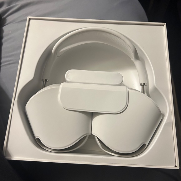 AirPods Max ( Silver) - Picture 3 of 3
